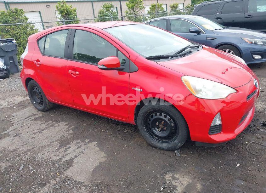 2014 Toyota Prius C TWO (VIN JTDKDTB38E1558542) main photo