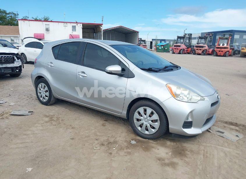 2013 Toyota Prius C TWO (VIN JTDKDTB39D1551551) main photo