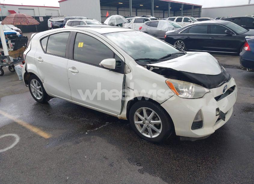 2013 Toyota Prius C THREE (VIN JTDKDTB39D1556152) main photo