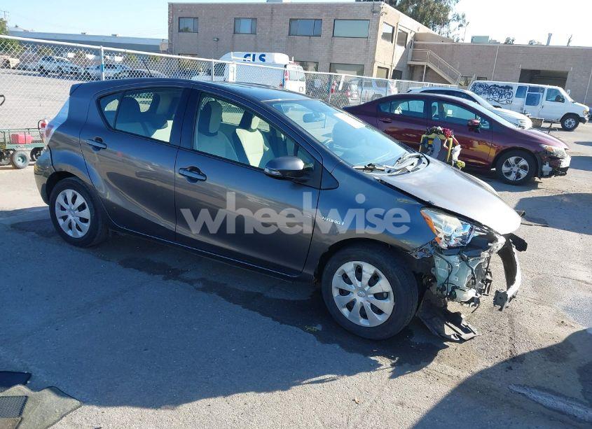 2014 Toyota Prius C ONE (VIN JTDKDTB39E1085251) main photo