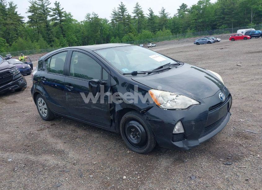 2014 Toyota Prius C TWO (VIN JTDKDTB39E1558419) main photo