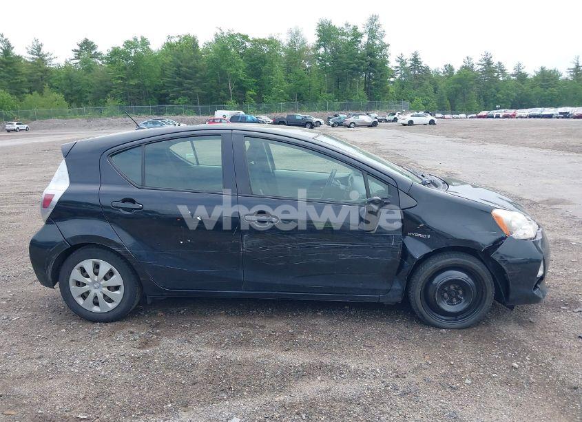 Photo 13 of 2014 Toyota Prius C TWO (VIN JTDKDTB39E1558419)