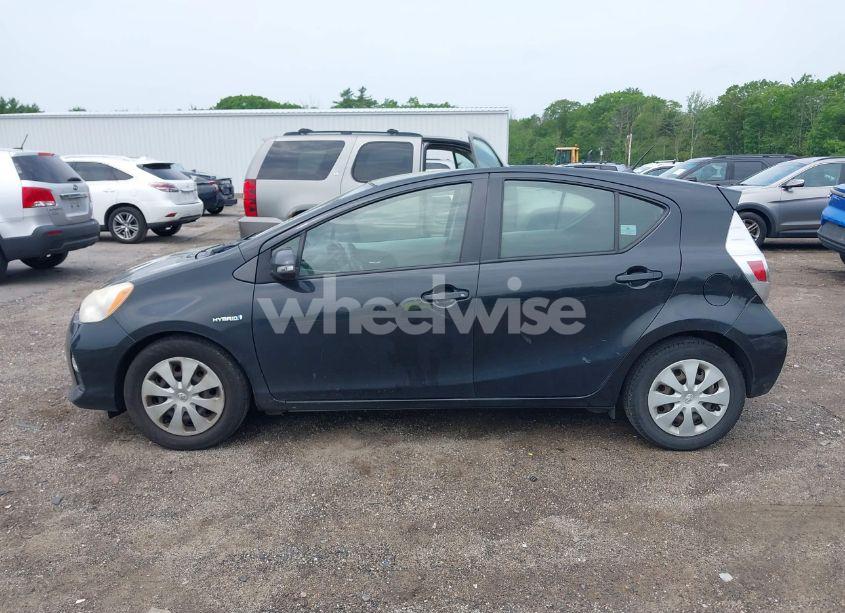 Photo 14 of 2014 Toyota Prius C TWO (VIN JTDKDTB39E1558419)