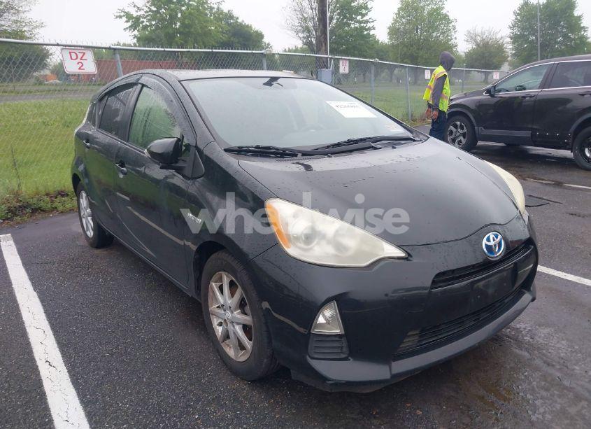 2013 Toyota Prius C THREE (VIN JTDKDTB3XD1540798) main photo