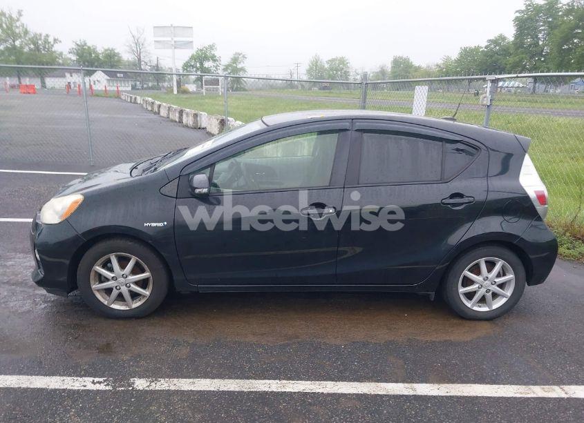 Photo 14 of 2013 Toyota Prius C THREE (VIN JTDKDTB3XD1540798)