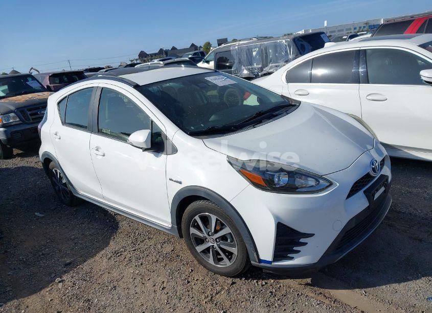 2018 Toyota Prius C TWO (VIN JTDKDTB3XJ1613079) main photo