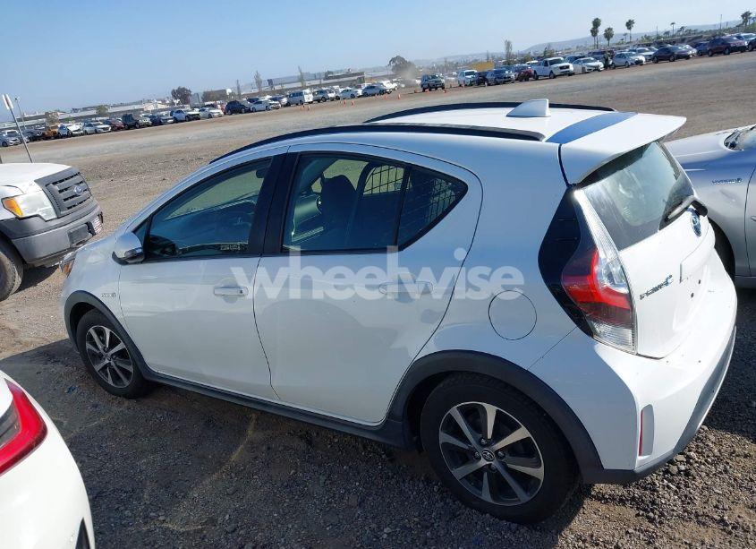 Photo 14 of 2018 Toyota Prius C TWO (VIN JTDKDTB3XJ1613079)
