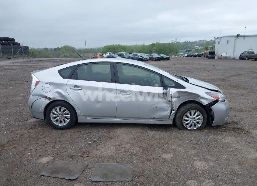 Photo 13 of 2014 Toyota Prius PLUG-IN (VIN JTDKN3DP1E3050561)