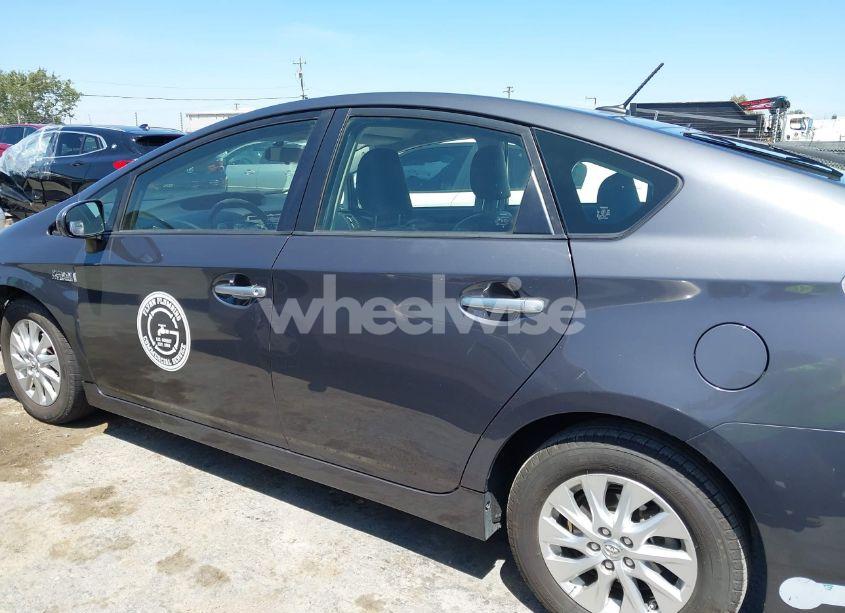 Photo 14 of 2014 Toyota Prius PLUG-IN (VIN JTDKN3DP6E3062317)