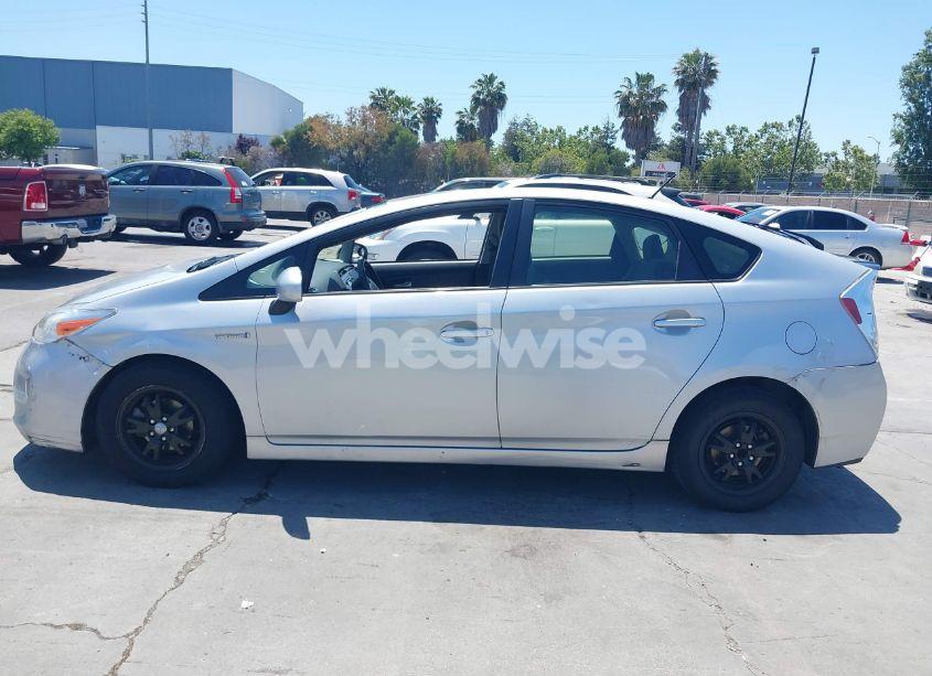 Photo 14 of 2015 Toyota Prius TWO (VIN JTDKN3DU0F0415952)