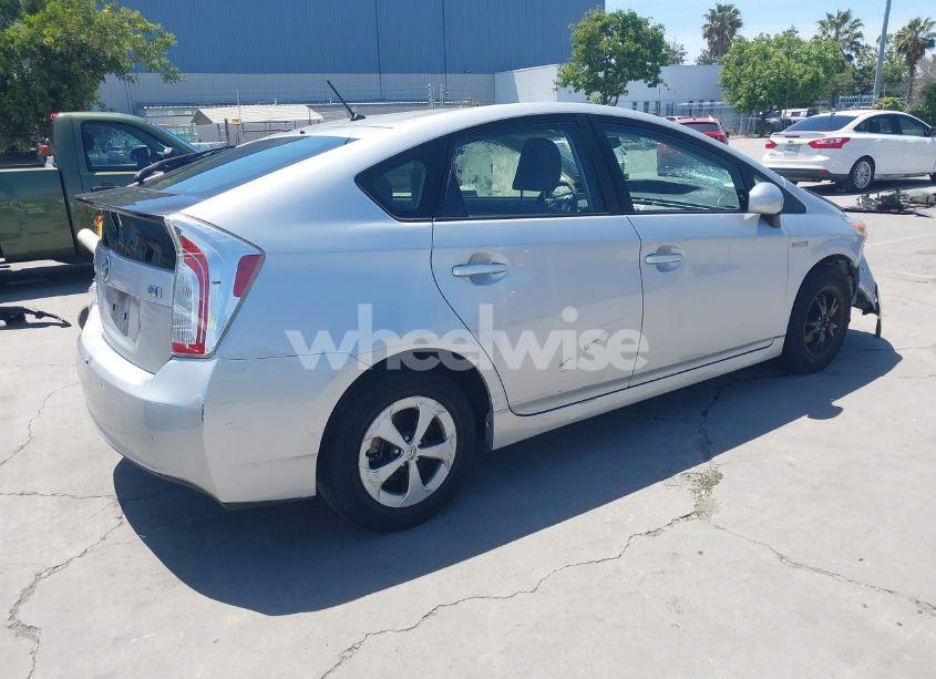 Photo 4 of 2014 Toyota Prius TWO (VIN JTDKN3DU1E0388694)