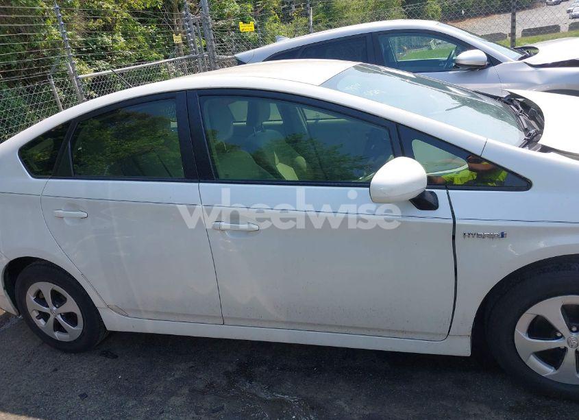 Photo 13 of 2015 Toyota Prius TWO (VIN JTDKN3DU1F0456381)