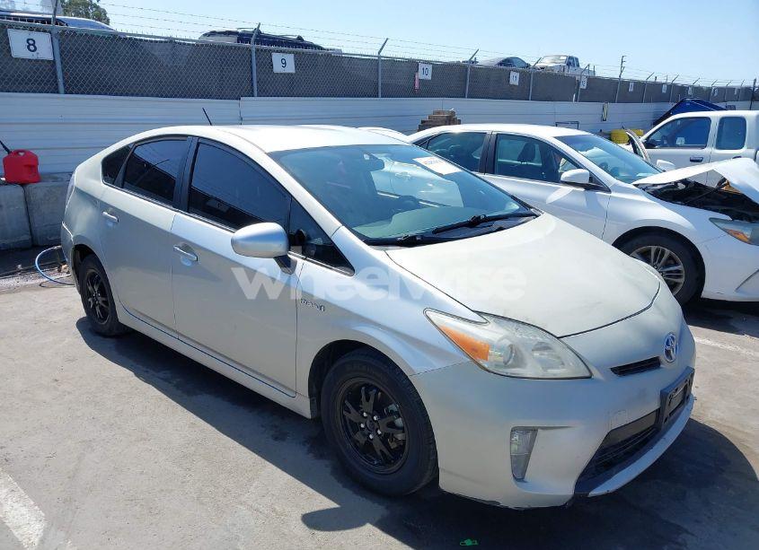2015 Toyota Prius TWO (VIN JTDKN3DU1F1986165) main photo