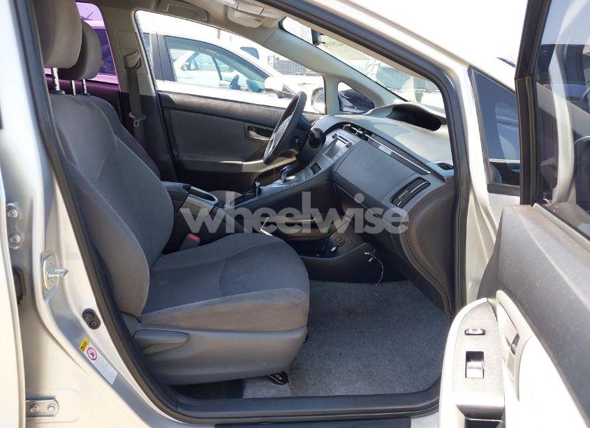 Photo 5 of 2015 Toyota Prius TWO (VIN JTDKN3DU1F1986165)