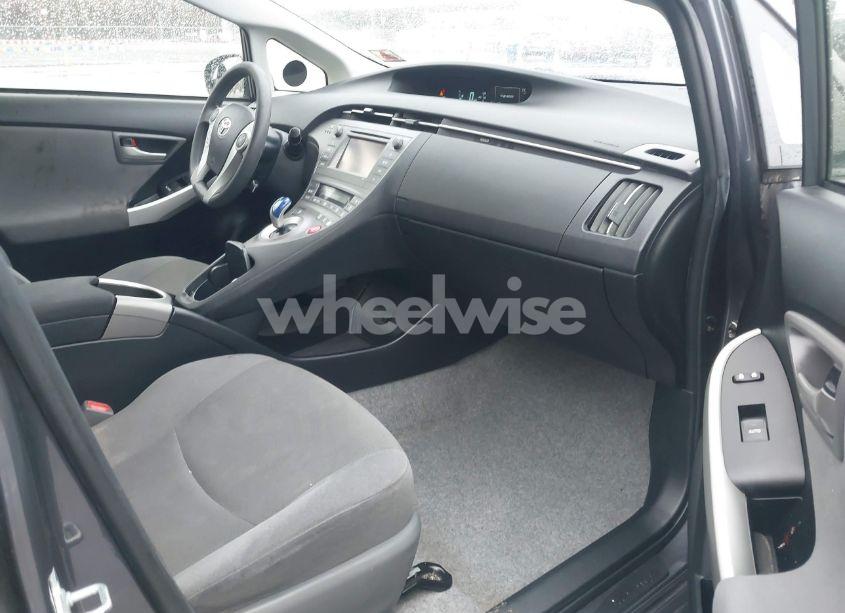 Photo 5 of 2015 Toyota Prius TWO (VIN JTDKN3DU2F1873521)