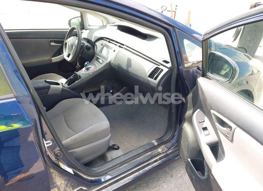 Photo 5 of 2014 Toyota Prius TWO (VIN JTDKN3DU4E1771927)