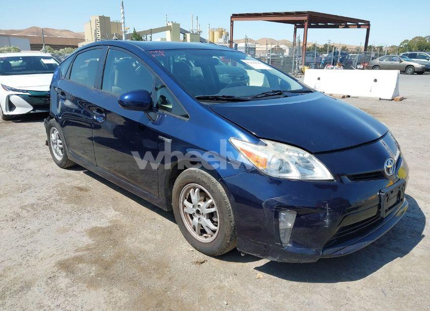 2015 Toyota Prius TWO (VIN JTDKN3DU4F0453555) main photo
