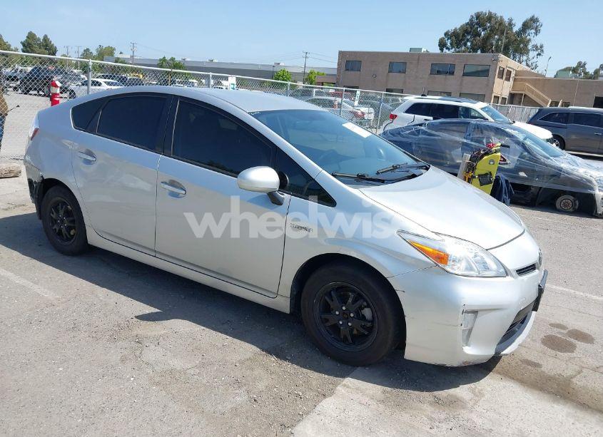 2015 Toyota Prius TWO (VIN JTDKN3DU4F2003988) main photo