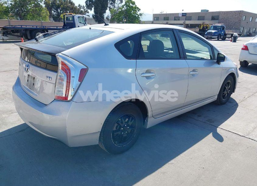 Photo 4 of 2014 Toyota Prius TWO (VIN JTDKN3DU6E1822490)