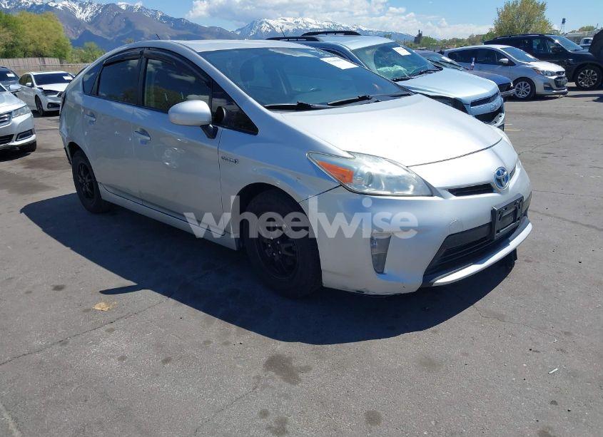 2015 Toyota Prius TWO (VIN JTDKN3DU6F0477579) main photo