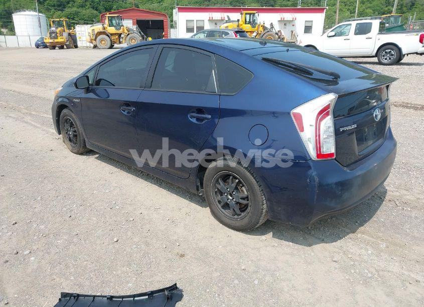 Photo 3 of 2015 Toyota Prius TWO (VIN JTDKN3DU6F1947507)