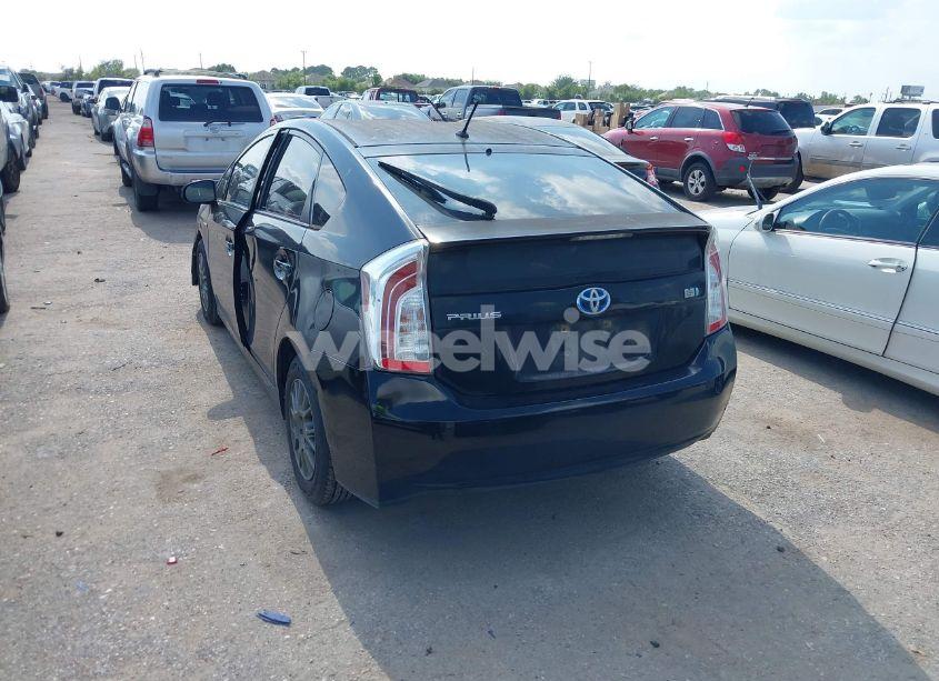 Photo 3 of 2014 Toyota Prius TWO (VIN JTDKN3DU7E1746083)