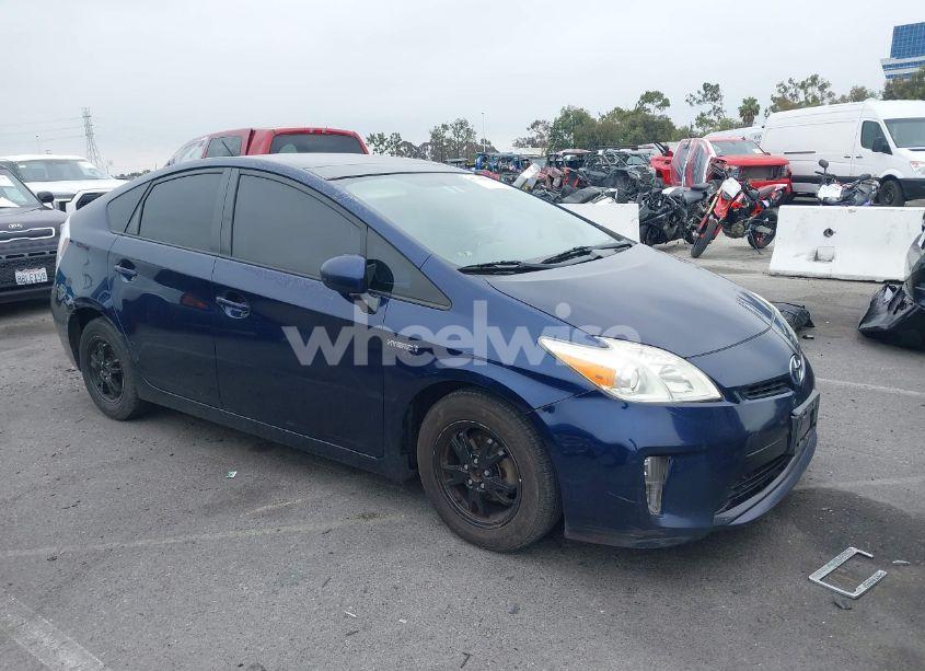 2014 Toyota Prius THREE (VIN JTDKN3DU7E1779813) main photo