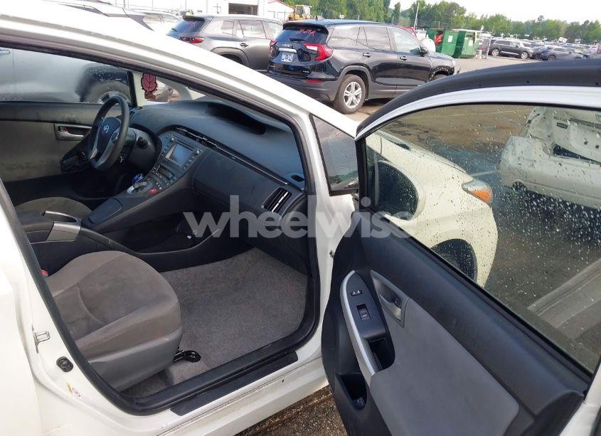 Photo 5 of 2015 Toyota Prius THREE (VIN JTDKN3DU7F1932675)