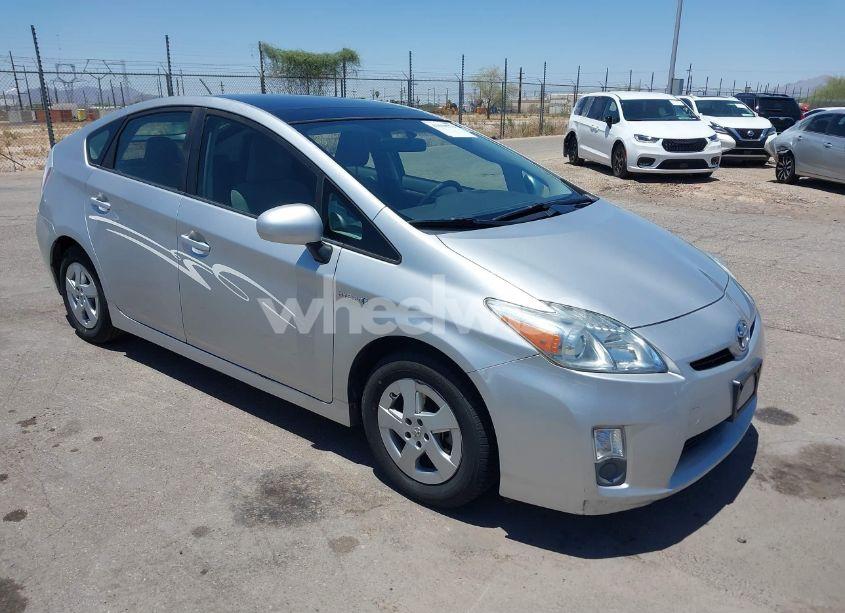 2010 Toyota Prius III (VIN JTDKN3DU8A0021690) main photo