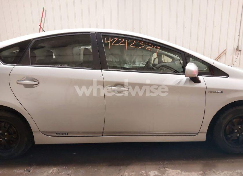 Photo 14 of 2015 Toyota Prius TWO (VIN JTDKN3DU8F1895586)