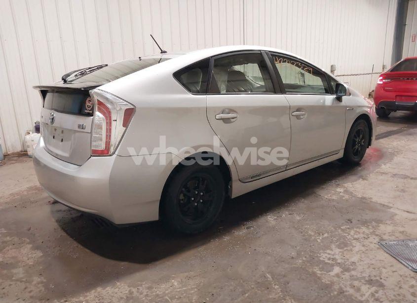 Photo 4 of 2015 Toyota Prius TWO (VIN JTDKN3DU8F1895586)