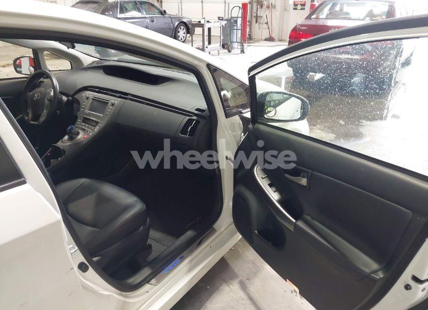 Photo 5 of 2013 Toyota Prius THREE SE (VIN JTDKN3DU9D5579992)