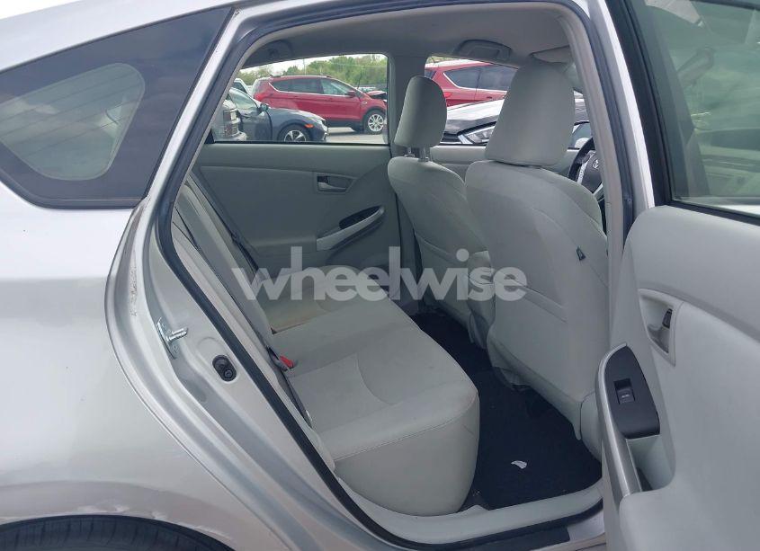 Photo 8 of 2014 Toyota Prius TWO (VIN JTDKN3DUXE1747468)