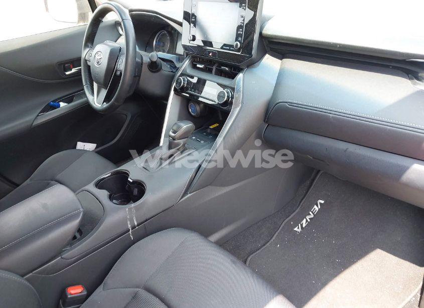 Photo 5 of 2021 Toyota Venza LE (VIN JTEAAAAH3MJ013817)