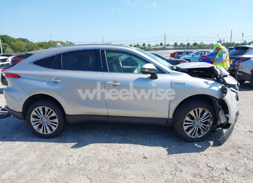 Photo 13 of 2021 Toyota Venza XLE (VIN JTEAAAAH7MJ018650)