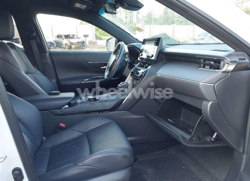 Photo 5 of 2021 Toyota Venza XLE (VIN JTEAAAAHXMJ071410)