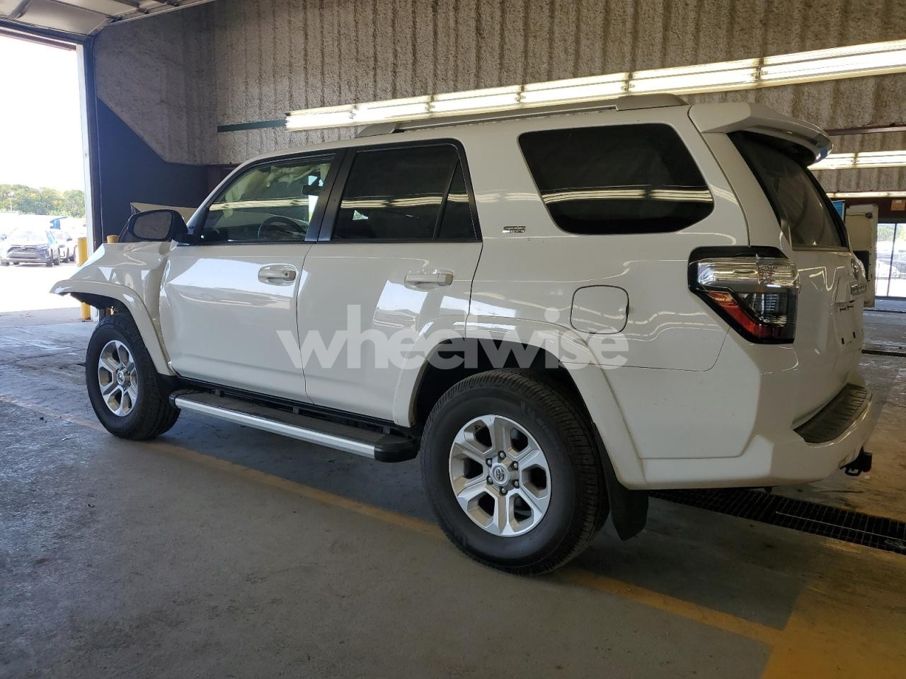 Photo 2 of 2015 TOYOTA 4RUNNER SR5/SR5 PREMIUM (VIN JTEBU5JR0F5267718)
