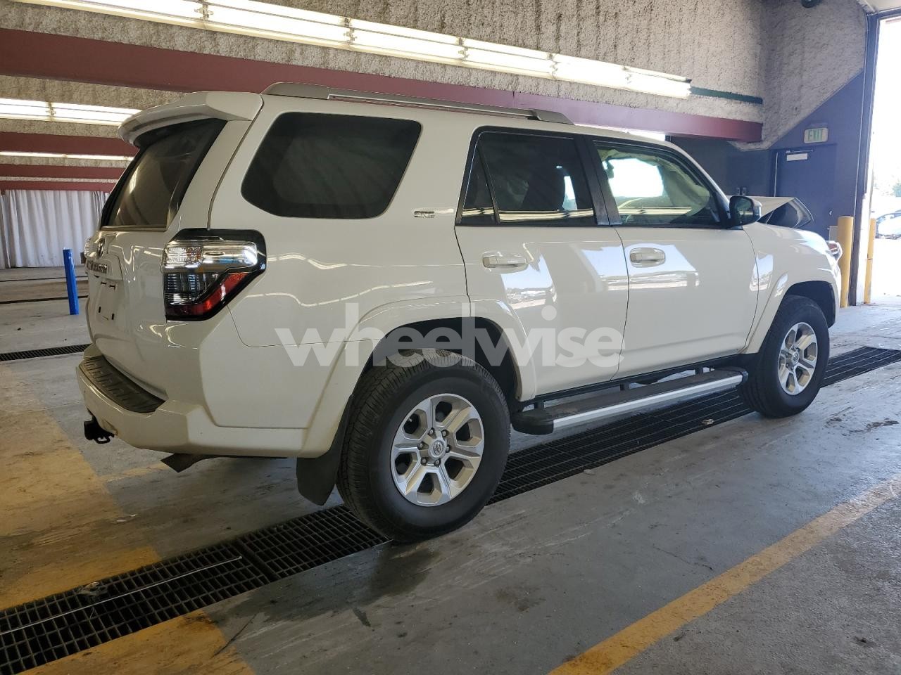 Photo 3 of 2015 TOYOTA 4RUNNER SR5/SR5 PREMIUM (VIN JTEBU5JR0F5267718)