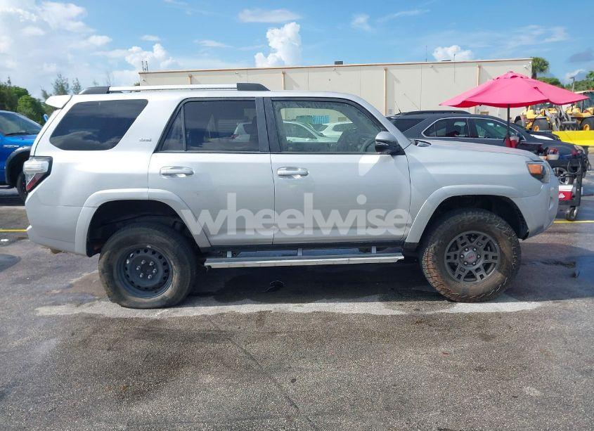 Photo 13 of 2020 Toyota 4runner SR5 PREMIUM (VIN JTEBU5JR1L5771691)