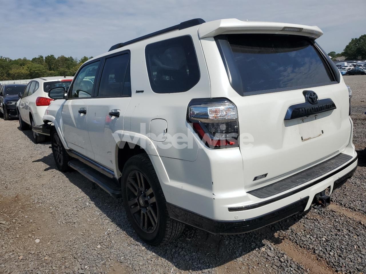 Photo 2 of 2020 TOYOTA 4RUNNER SR5/SR5 PREMIUM (VIN JTEBU5JR1L5810747)
