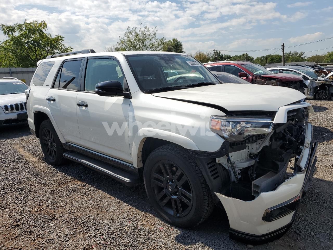 Photo 4 of 2020 TOYOTA 4RUNNER SR5/SR5 PREMIUM (VIN JTEBU5JR1L5810747)
