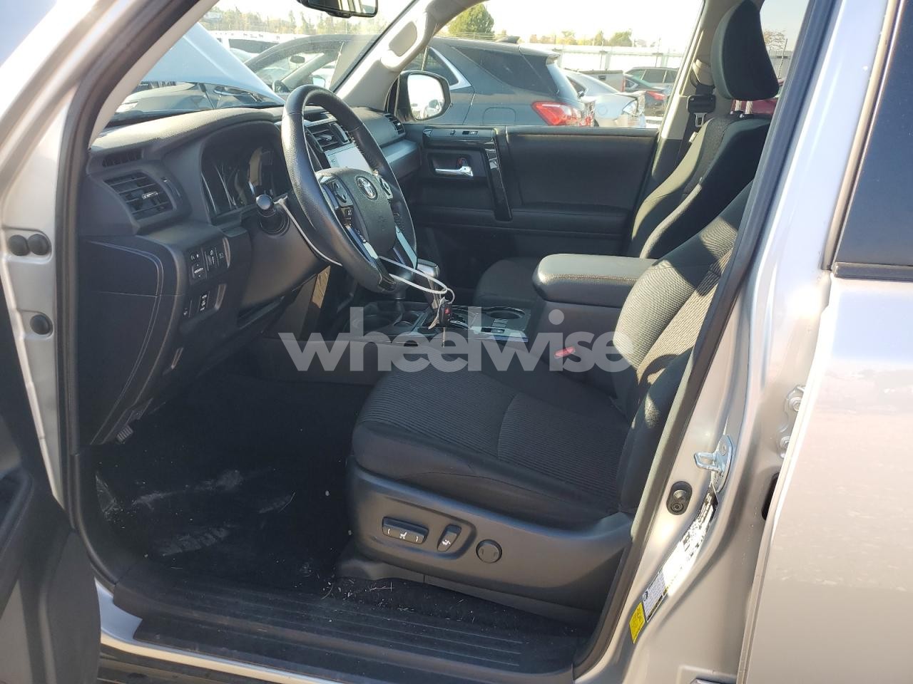 Photo 7 of 2020 TOYOTA 4RUNNER SR5/SR5 PREMIUM (VIN JTEBU5JR3M5885533)