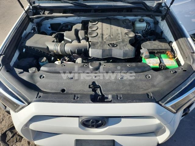 Photo 8 of 2018 TOYOTA 4RUNNER SR5/SR5 PREMIUM (VIN JTEBU5JR5J5561253)