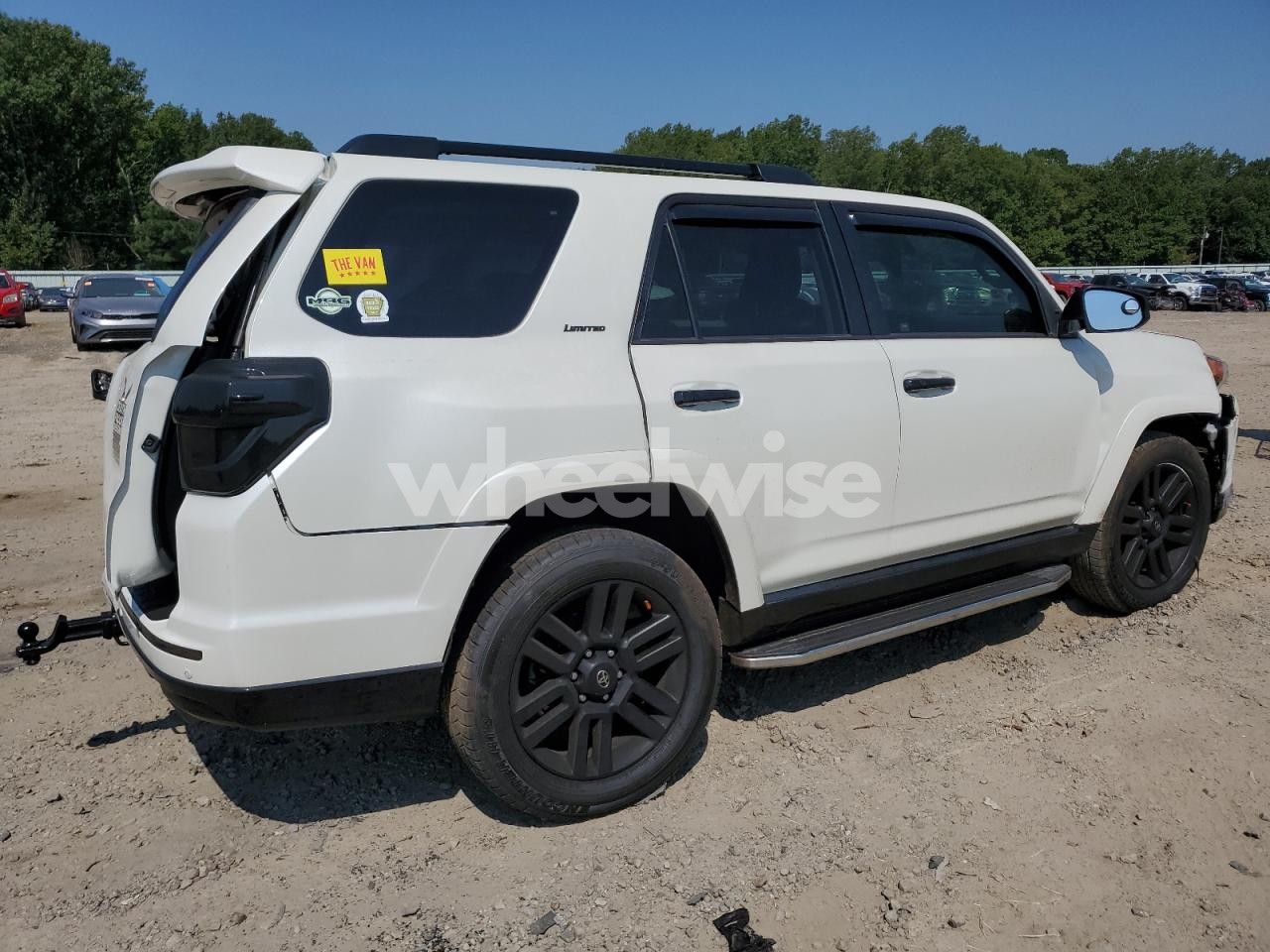 Photo 3 of 2020 TOYOTA 4RUNNER SR5/SR5 PREMIUM (VIN JTEBU5JR6L5772416)