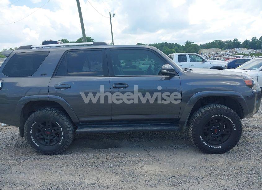 Photo 13 of 2020 Toyota 4runner SR5 PREMIUM (VIN JTEBU5JR6L5784226)