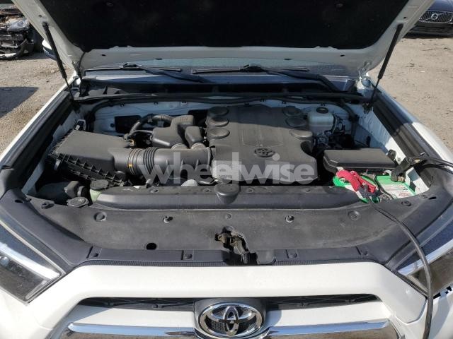 Photo 5 of 2018 TOYOTA 4RUNNER SR5/SR5 PREMIUM (VIN JTEBU5JR9J5557335)