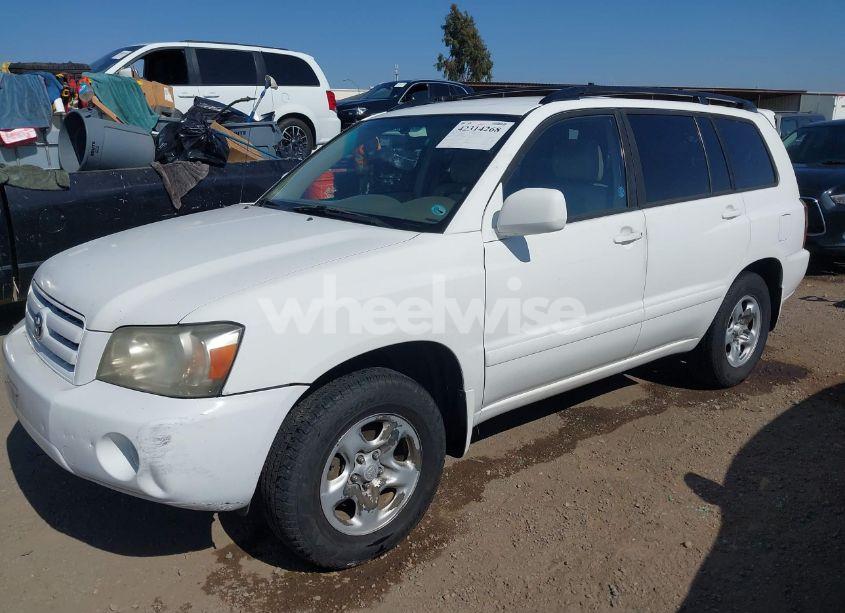 Photo 2 of 2005 Toyota Highlander (VIN JTEDD21A750119496)