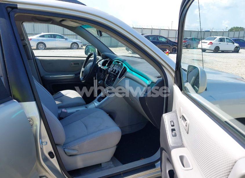 Photo 5 of 2005 Toyota Highlander (VIN JTEDD21A750122785)