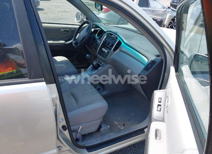 Photo 5 of 2005 Toyota Highlander V6 (VIN JTEDP21A950055047)