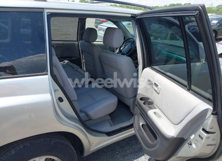 Photo 8 of 2005 Toyota Highlander V6 (VIN JTEDP21A950055047)